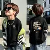 Roupa infantil, camiseta de manga comprida para meninos, estilo moderno e descolado, novo modelo 2026, algodão puro, blusa infantil falsa de duas peças, roupa de menino bonita