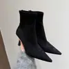 Botas de tacón alto de aguja de punta fina de gamuza estilo retro Chuyuji con un ambiente de otoño-invierno y elegante cremallera trasera