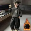Conjunto de Terno Xadrez Outono e Inverno para Meninos 26 Novo Estilo Estilo Coreano Criança Descolada Jaqueta com Forro de Lã Inverno Conjunto de Três Peças