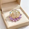 Broche de moda de estilo coreano, elegante accesorio de ramillete de diamantes de aleación de alta gama, combina con todo, alfiler fijo antiexposición, venta al por mayor