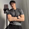 Camiseta de Punto Transpirable de Seda de Hielo Gris de Manga Corta para Hombre Verano Delgada Moderna Marca de Alta Gama Rayas Verticales Ajustada Media Manga