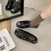 Zapatos de vestir de una sola pieza de punta cuadrada de cuero pequeños mocasines sin cordones otoño 2026 estilo británico zapatos de mujer versátiles estilo nuevo hebilla