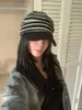 26 Nuevo Estilo Coreano Otoño/Invierno Patchwork Rayado Retro Gorra Pico de Pato, Versátil de Gama Alta, Estilizadora de Rostro, Gorra de Béisbol de Calle a la Moda