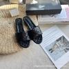 Chinelos Planos Acolchoados Estilo Xiaoling com Fivela Dourada 2023 Novo Estilo Primavera e Verão Sola Plana Casual de Praia Versátil Chinelos Preguiçosos