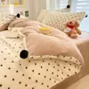 Estilo Blogger Suave Apto para la Piel Puntos Gruesos Mezcla de Polar de Leche con Pompones Color Contrastante Juego de Cuatro Piezas Ropa de Cama Otoño e Invierno 4