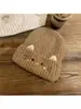 Venta al por mayor y dropshipping transfronterizo de gorros de punto de talla grande, con opciones de logotipo personalizado, que presentan lindos diseños de gatos y ofrecen protección a prueba de viento