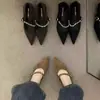 Sapatos pretos femininos estilo francês de bico fino com corrente, novo modelo primavera e outono 2026, salto grosso, adequados para o dia a dia e para sair à noite