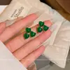 Brincos Florais Doces e Frescos para Mulheres, Brincos Delicados de Coração Verde, Acessórios de Orelha Versáteis e Elegantes de Alta Qualidade