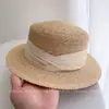 Sombrero de paja de ala plana de rafia de tres pliegues de tela francés de moda para mujer verano elegante fedora temperamento protección solar sombreado sombrero de paja moderno