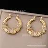Um Par de Brincos Pequenos Redondos Femininos com Design de Borboleta e Diamantes é Elegante e Moderno