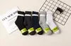 Otoño e invierno calcetines de hombre transpirables de negocios para hombre media pantorrilla flor colgante pequeña color sólido algodón casual calcetines venta al por mayor de fábrica