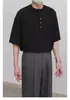 Camisa Polo Masculina Manga Curta com Gola Henley Preta, Camiseta de Verão Texturizada Estilo Old Money, Manga Meia Mão Pesada Estilo Americano