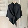 Al por mayor de fábrica en stock: Chal triangular para mujer de otoño/invierno transfronterizo, hecho con una mezcla de lana, un chal de punto cálido y versátil
