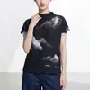 Camiseta estampada de gola alta com mangas curtas e pregas de alta qualidade para mulheres, atacado de roupas femininas Issey Miyake, vendas diretas da fábrica