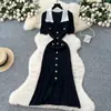 Vestido Vintage Francês com Gola Contrastante de Manga Curta e Fivela de Metal, Corte Justo, Cintura Estreita Emagrecedora, Saia de Tricô Elegante com Fenda Feminina