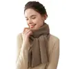 Cachecol 100% caxemira pura, macio, hipoalergênico, leve, simples, versátil, quente e oferece proteção contra o frio.; um cachecol de comprimento médio