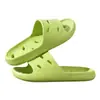 Sandalias tipo chancla de oso de dibujos animados simples con múltiples agujeros para drenaje, suaves y cómodas para hombres y mujeres, adecuadas para el uso diario y el lavado, disponibles en grandes cantidades