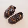 Sapatos casuais da moda e versáteis para meninas, nova coleção primavera/outono 2026, sapatos infantis de couro confortáveis de sola macia, Mary Janes estilo britânico