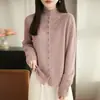 Suéter de punto de un solo pecho con cuello medio alto y exquisitos adornos de botones, corte ajustado, esencial para el commuting de otoño e invierno