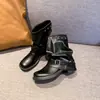 Botas Retrô de Moda com Salto Bloco Plissado para Mulheres Outono Versátil Salto Grosso Fivela Botas para Perna de Calça Emagrecimento Botas de Cano Curto para Motociclista