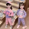 Conjunto Novo de Outono/Primavera Estiloso para Meninas 2026, Roupas Infantis da Moda, Conjunto de Duas Peças Colorido Tendência para Meninas