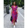 Vestido de verano europeo y americano con estampado de lunares, tirantes, escote en V, manga corta y largo medio para mujer (2023)