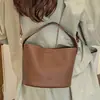 Bolsa Tote Pequena Super Moderna para o Trabalho Feminina 2026 Nova Popular de Verão Exquisita Única Ombro Transversal Balde