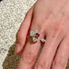 Anillo de Zirconia con Flor Rojo Rosa y Morado para Mujer, Estilo Lujo Ligero, Anillo Versátil de Índice Estilo Nicho, Nuevo Modelo Primavera 2026