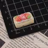 Bolo de Morango Simulado Tridimensional Miniatura Cola de Creme Acessórios de Resina DIY Chaveiro de Casa de Bonecas Corrente de Celular Acessórios de Cabelo