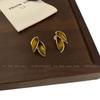 Hermosos aretes de metal con forma de hoja caída estilo nicho retro Lade para otoño e invierno, estilo francés para mujer, de alta calidad, sin clip para la oreja, combinables con todo.