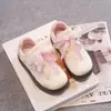 Zapatillas de Moda Versátiles para Niñas 2026 Primavera y Otoño Nuevos Zapatos Blancos con Velcro Bordado para Niños Suela Suave con Velcro