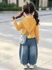 Conjunto de calça listrada com capuz para meninas coreanas, novo estilo outono 2026, conjunto casual estiloso de duas peças para a escola, roupas infantis