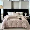 Conjunto de Quatro Peças de Cor Sólida, Estilo Simples e Luxuoso, Algodão Puro Espesso Escovado com Bordas Largas, Capa de Edredom Quente para Outono e Inverno, Lençol de Cima, Roupa de Cama