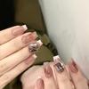Popular en línea popular rosa seco K9 taladro de uñas súper brillante púrpura puntiagudo diamante con forma especial Corazón Torcido caramelo de roca pegado de uñas Diamante