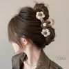 Presilha de cabelo estilo vintage que não danifica os fios, na cor café com toque de luxo, presilha de tubarão de pelúcia, acessório de cabelo fofo e doce para penteados presos.
