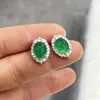 Pendientes de Tachuela Cao Shi Transfronterizos Europeos y Americanos de Lujo Ligero para Mujer Diamantes Verdes Brillantes Minimalistas Franceses Elegantes de Gama Alta Modelo de Venta Caliente de Fábrica