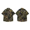 Camisa de Manga Curta com Estampa Total de Paisagem Florestal em Pintura a Óleo Retrô com Fita Floral e Pingente de Contas de Madeira, Modelagem Solta com Ombros Caídos para Homens