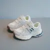 Zapatos Casuales Transpirables de Malla para Niñas 2026 Primavera Verano Nuevos Moda Infantil Versátiles Zapatos de Papá Velcro Zapatos Deportivos