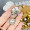 Punto de cadena retorcida de temperamento de alta calidad Hebilla de metal perlado cosida a mano Hebilla de pie alto Hebilla de abrigo Hebilla de camisa Universal