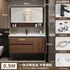 Tocador de baño de color nogal con lavabo, una combinación de estilo chino y un lavabo cerámico integrado para lavarse las manos y la cara