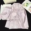 Novo conjunto de pijama para primavera e outono com sutiã embutido, apresentando um design da Kitty, tecido de seda gelada, padrão espinha de peixe e um cardigã com gola de lapela