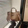 Bolso Nuevo Otoño 2026 con Patrón de Lichi para Viajes Cotidianos Gran Capacidad Estilo Coreano Cesta de Mano Simple Bolso Cubo