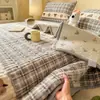 Frazada de Cama de Felpa de Leche de Gasa de Doble Capa Juego de Tres Piezas Dormitorio de Estudiantes Manta de Doble Cara Protector de Colchón y Cama