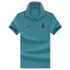 Camisa polo masculina bordada com emblema estilo Hong Kong, gola de cor contrastante, feita de algodão piquet respirável e absorvente de suor, adequada para jovens e adultos de meia-idade para o trajeto diário, manga curta