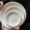 Hermoso plato de postre occidental de cerámica con textura alta y relieve súper hermoso, plato de cena blanco hermoso en stock al por mayor