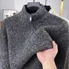 Suéter casual para hombre, con media cremallera y cuello alto, una marca nicho de moda con un diseño de punto retro, minimalista, holgado y versátil