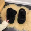 Nuevo estilo de pantuflas de felpa con suela gruesa para usar en exteriores, colección de invierno 2026, mullidas y cómodas, adecuadas para mujeres menudas