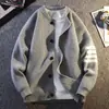 Suéter cárdigan de manga larga con cuello de béisbol para primavera y otoño para hombre, nuevo estilo coreano holgado colorblock juvenil tejido casual moderno