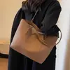 Bolso tote de gran capacidad para mujer, adecuado para otoño e invierno, para ir al trabajo y uso casual, con una sensación de calidad, nuevo bolso de hombro versátil y simple para la clase 2026