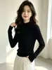 El nuevo suéter de punto con cuello medio de Andi Velvet para mujer es favorecedor, versátil y presenta un elegante diseño de botones, lo que lo convierte en un top básico moderno.